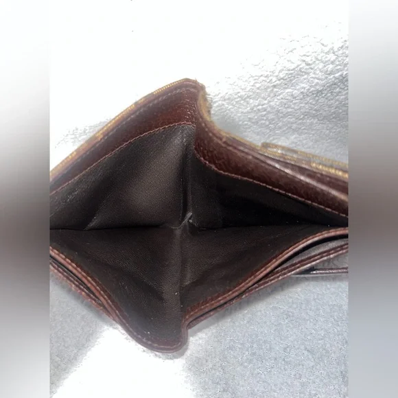 Gucci Eclipse Monogram Compact Wallet - Picture 11 of 13